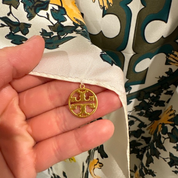 TORY BURCH DAISY VINE MEDALLION CHARM SILK SQUARE SCARF - Picture 8 of 9
